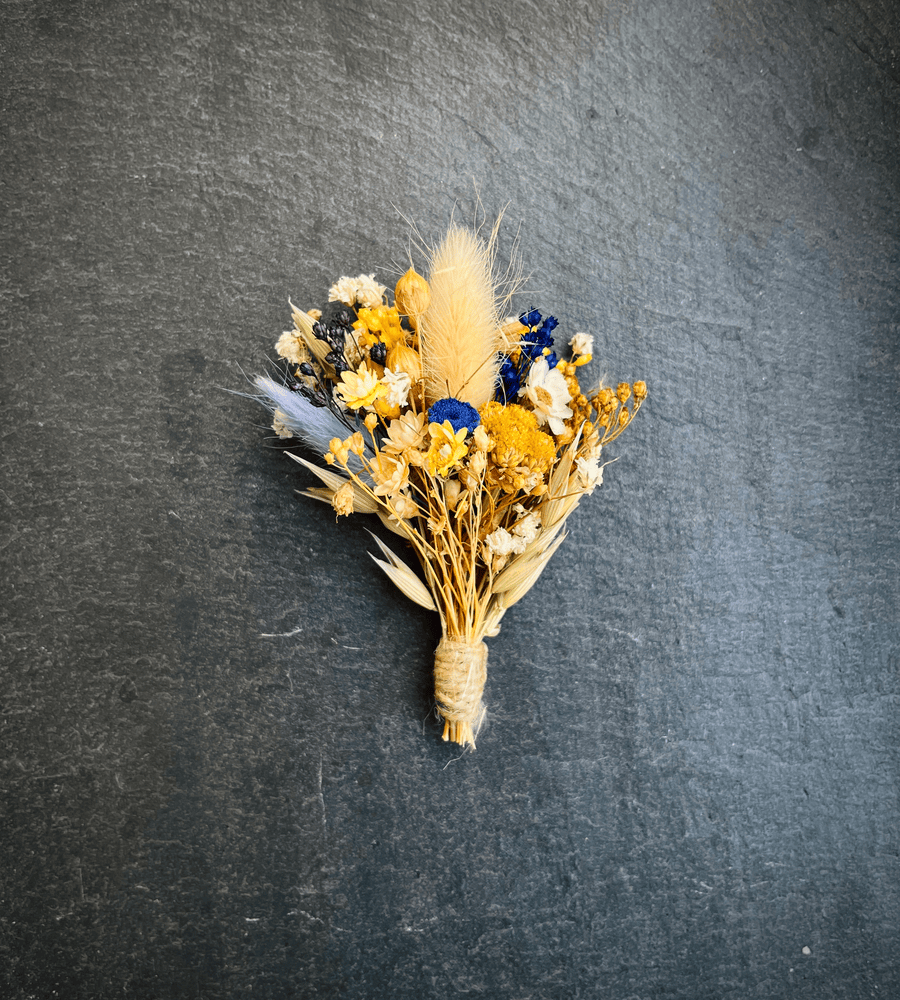 Boutonnière fleurs séchées tons jaunes et touche de bleu