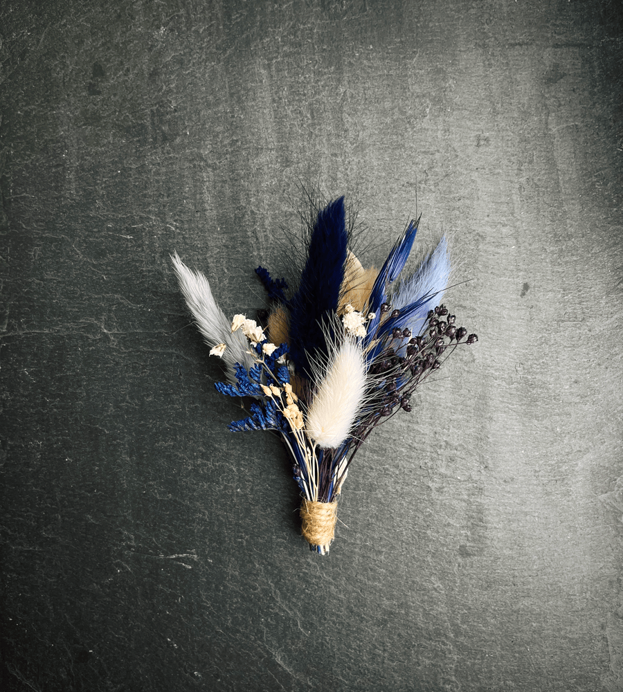 Boutonnière fleurs séchées bleu et blanc