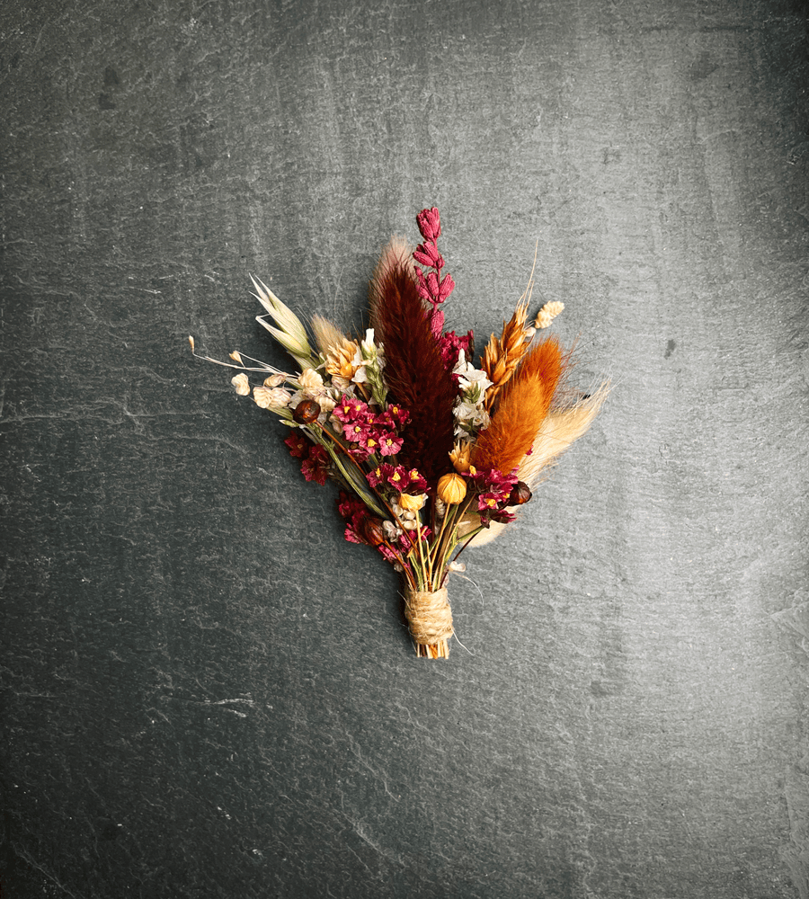 Boutonnière fleurs séchées marron et bordeaux